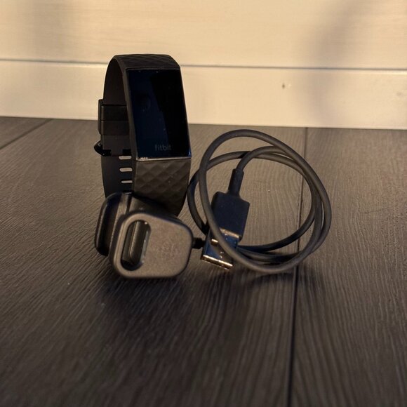 FitBit w/ CHARGER INCLUDED (NEW NO BOX) - Picture 1 of 3